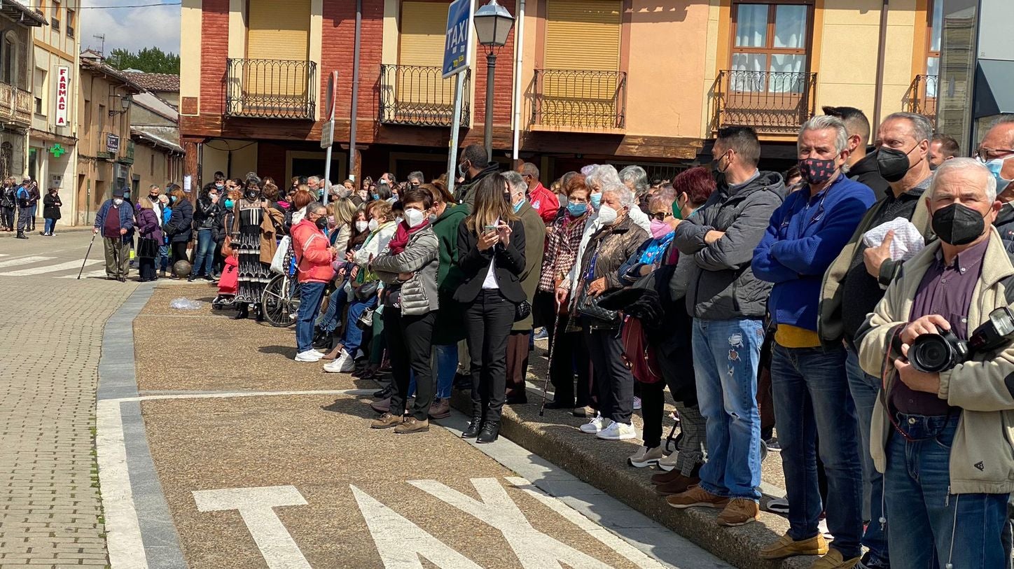 Mansilla de las Mulas enmudece y llora la pérdida de una vecina «muy querida» por todos en la localidad. Familiares, amigos y vecinos se concentran en la Plaza del Ayuntamiento de la villa para llorar el crimen machista contra Paula y denunciar «la lacra social» que supone la violencia de género en la sociedad. 