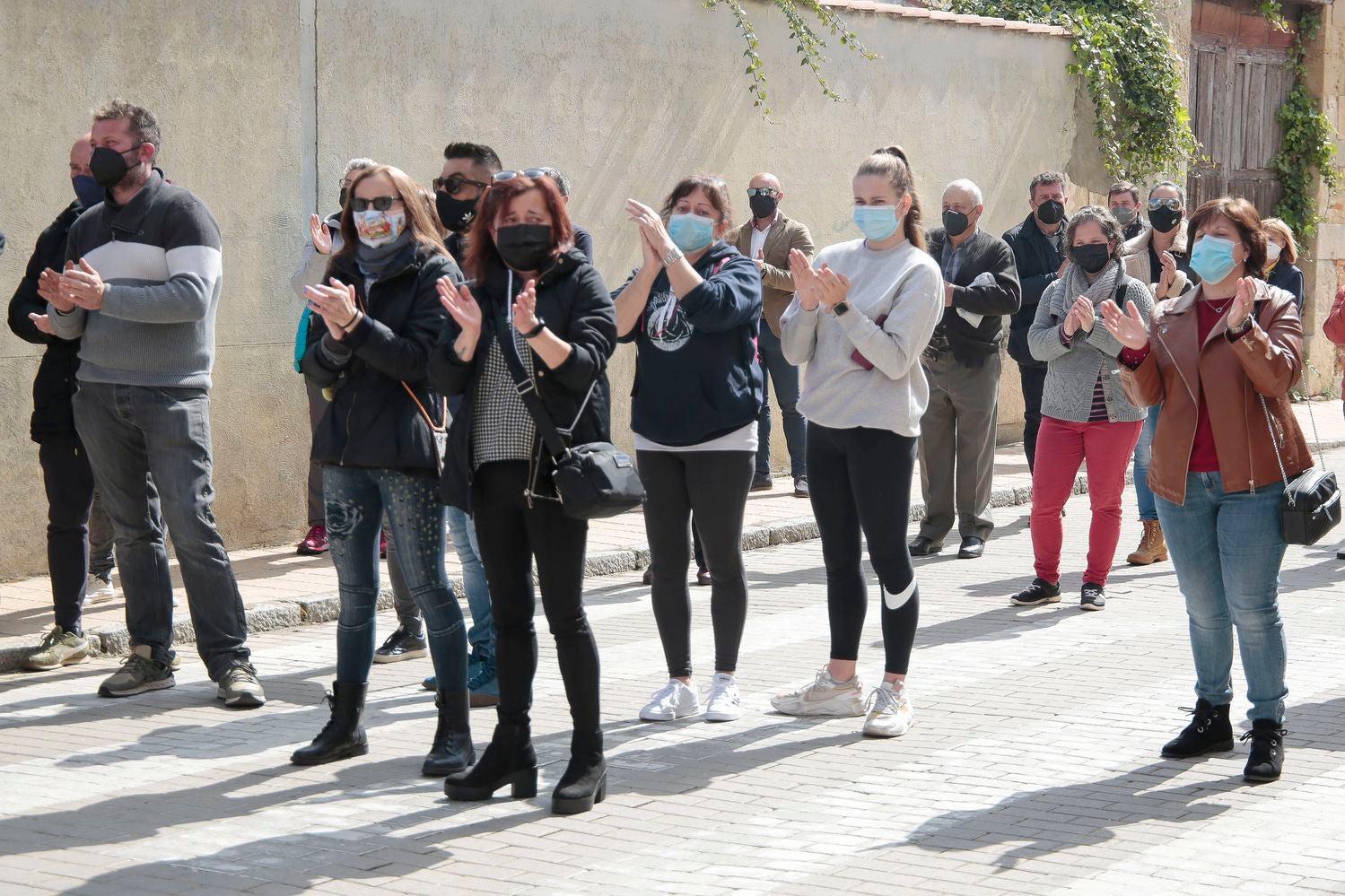 Mansilla de las Mulas enmudece y llora la pérdida de una vecina «muy querida» por todos en la localidad. Familiares, amigos y vecinos se concentran en la Plaza del Ayuntamiento de la villa para llorar el crimen machista contra Paula y denunciar «la lacra social» que supone la violencia de género en la sociedad. 