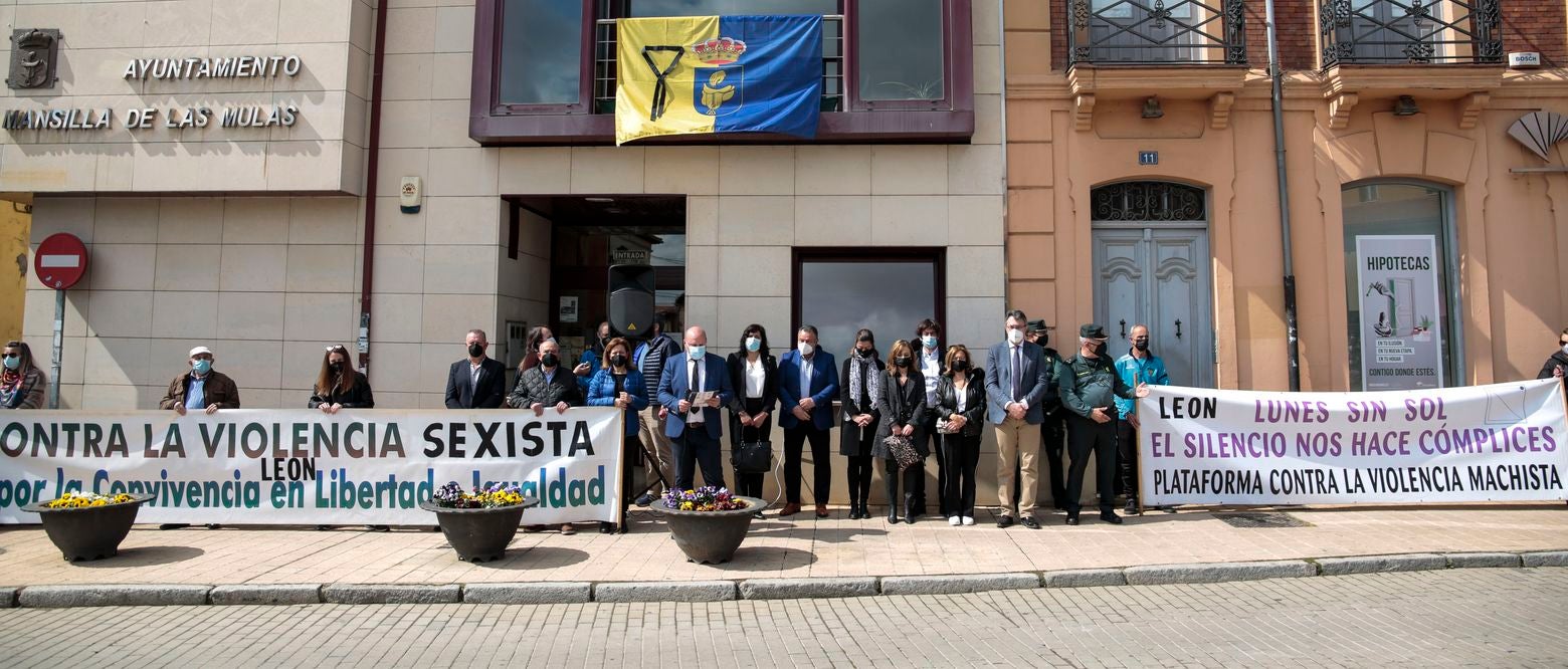 Mansilla de las Mulas enmudece y llora la pérdida de una vecina «muy querida» por todos en la localidad. Familiares, amigos y vecinos se concentran en la Plaza del Ayuntamiento de la villa para llorar el crimen machista contra Paula y denunciar «la lacra social» que supone la violencia de género en la sociedad. 