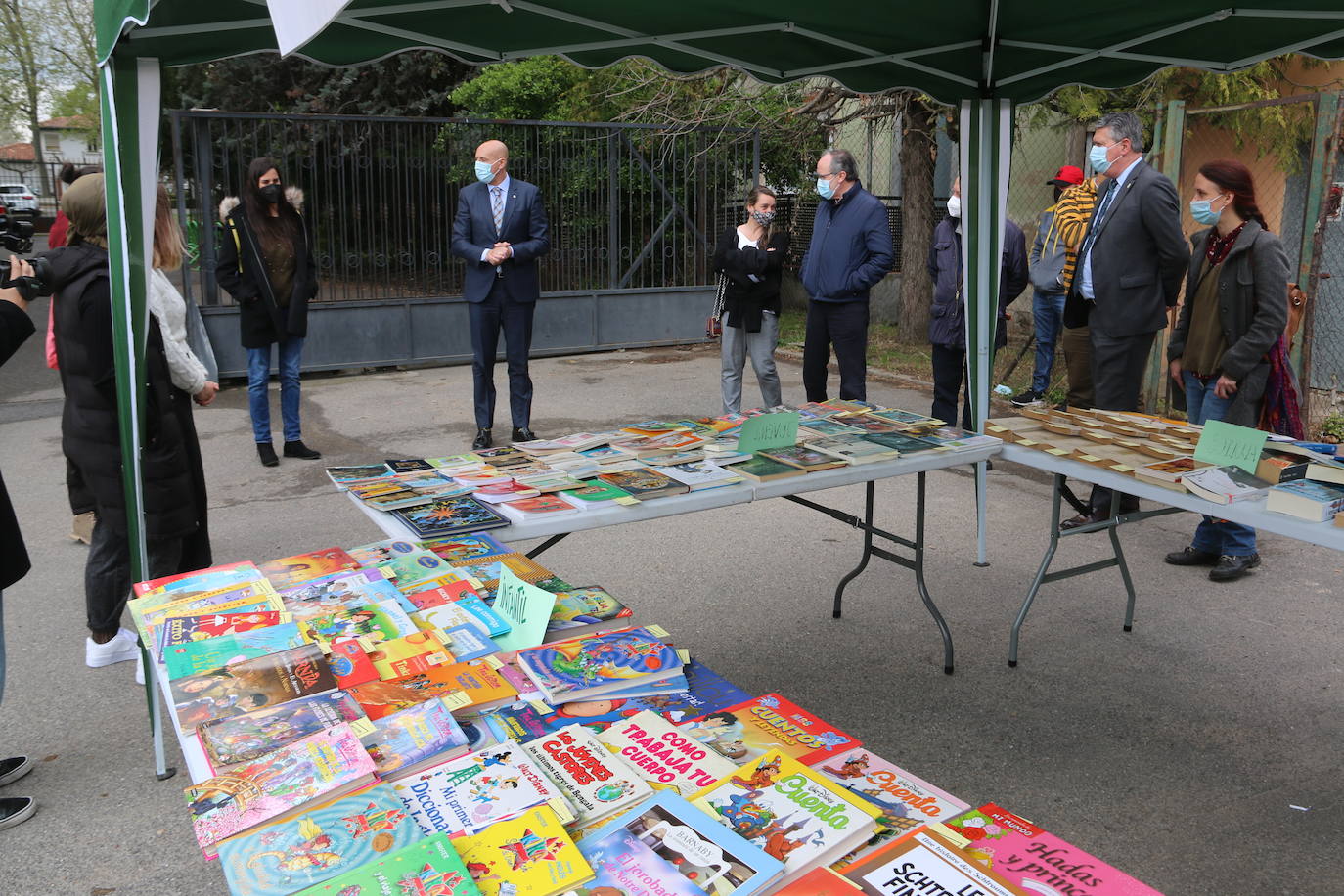 El alcalde de León, José Antonio Diez, el concejal de Desarrollo Urbano, Luis Miguel García Copete, y miembros de la Asociación Auryn, visitan el nuevo espacio ajardinado junto a instalaciones del CHF en la calle Campos Góticos.