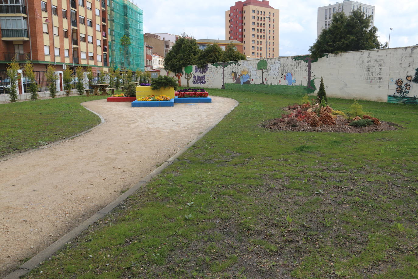 El alcalde de León, José Antonio Diez, el concejal de Desarrollo Urbano, Luis Miguel García Copete, y miembros de la Asociación Auryn, visitan el nuevo espacio ajardinado junto a instalaciones del CHF en la calle Campos Góticos.