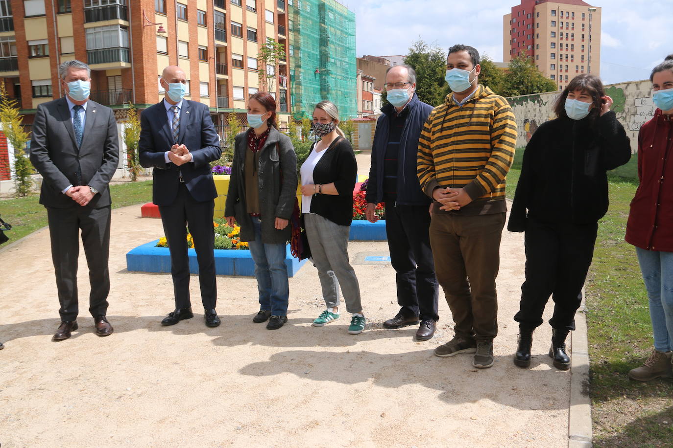El alcalde de León, José Antonio Diez, el concejal de Desarrollo Urbano, Luis Miguel García Copete, y miembros de la Asociación Auryn, visitan el nuevo espacio ajardinado junto a instalaciones del CHF en la calle Campos Góticos.