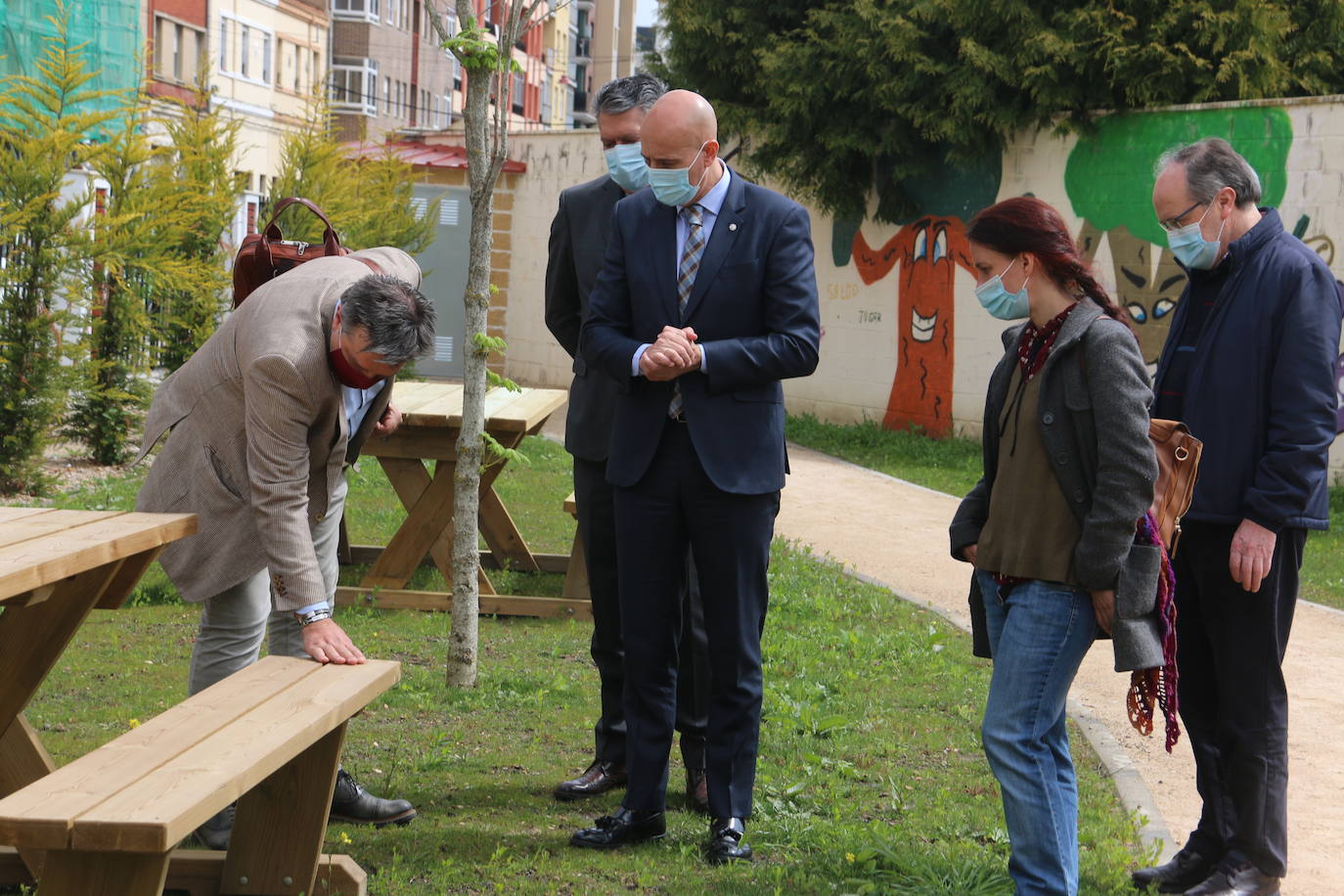 El alcalde de León, José Antonio Diez, el concejal de Desarrollo Urbano, Luis Miguel García Copete, y miembros de la Asociación Auryn, visitan el nuevo espacio ajardinado junto a instalaciones del CHF en la calle Campos Góticos.