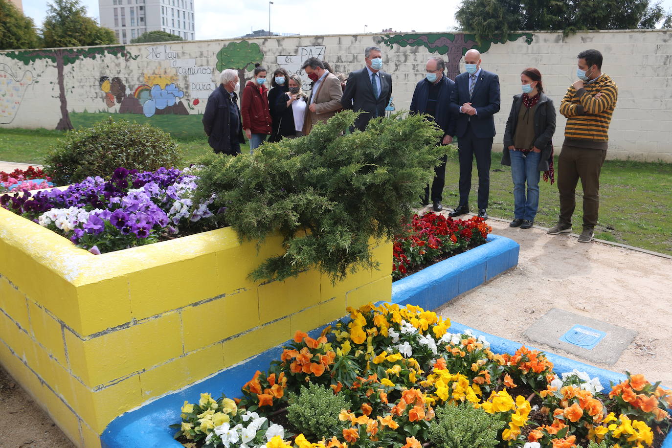 El alcalde de León, José Antonio Diez, el concejal de Desarrollo Urbano, Luis Miguel García Copete, y miembros de la Asociación Auryn, visitan el nuevo espacio ajardinado junto a instalaciones del CHF en la calle Campos Góticos.