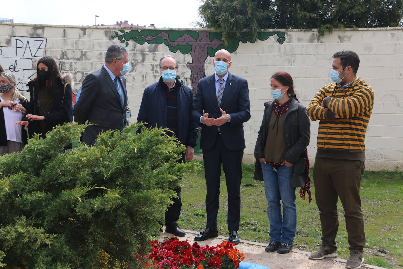El alcalde de León, José Antonio Diez, el concejal de Desarrollo Urbano, Luis Miguel García Copete, y miembros de la Asociación Auryn, visitan el nuevo espacio ajardinado junto a instalaciones del CHF en la calle Campos Góticos.