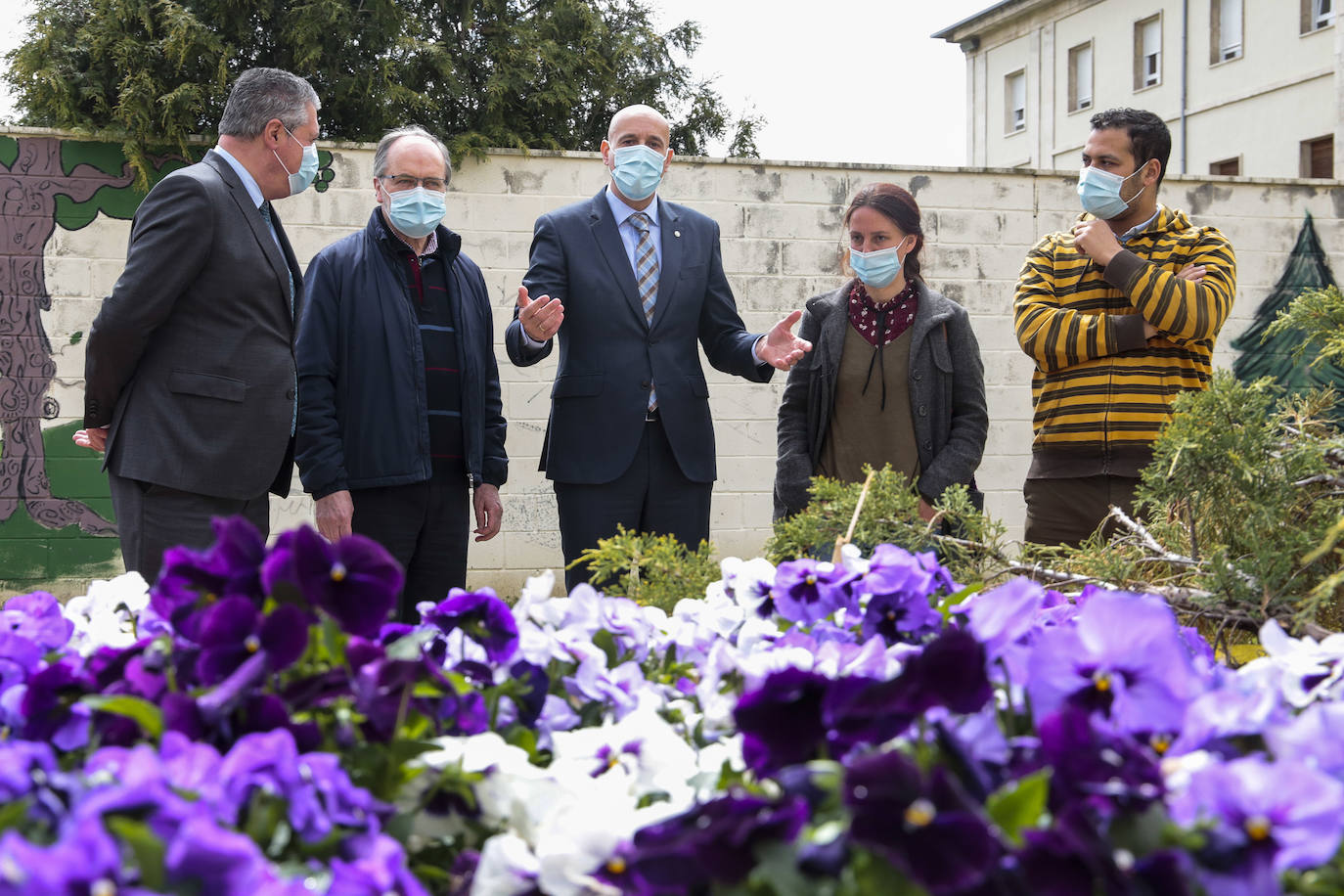 El alcalde de León, José Antonio Diez, el concejal de Desarrollo Urbano, Luis Miguel García Copete, y miembros de la Asociación Auryn, visitan el nuevo espacio ajardinado junto a instalaciones del CHF en la calle Campos Góticos.