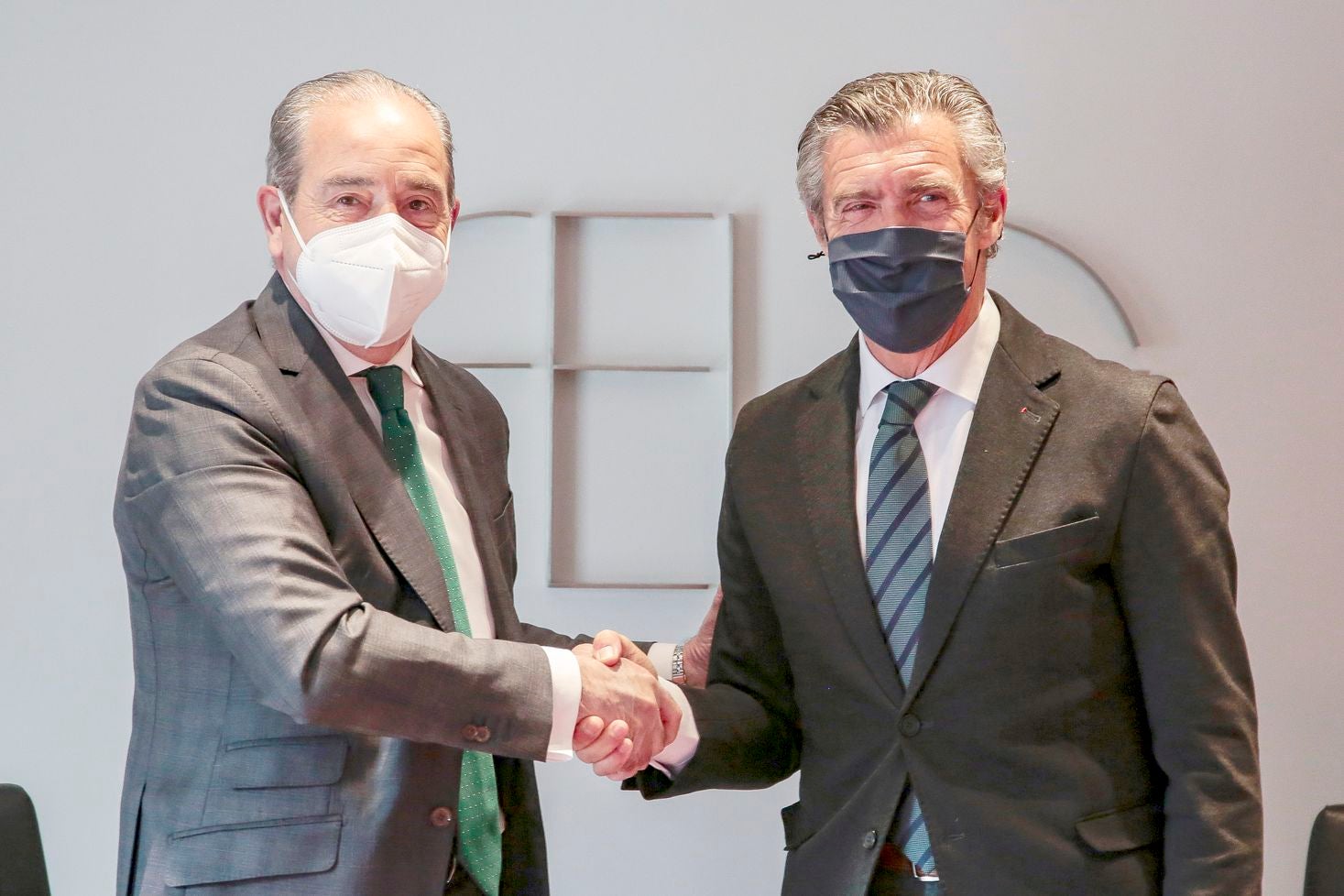 El presidente de la Federación Leonesa de Empresarios, Javier Cepedano, y el director general de Caja Rural, Cipriano Garcia, firman el convenio marco entre ambas entidades que supone además la integración de la entidad en la patronal leonesa. 