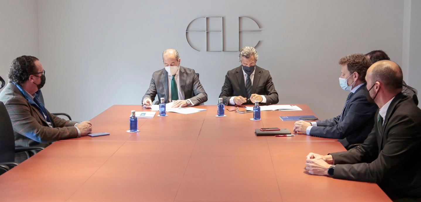 El presidente de la Federación Leonesa de Empresarios, Javier Cepedano, y el director general de Caja Rural, Cipriano Garcia, firman el convenio marco entre ambas entidades que supone además la integración de la entidad en la patronal leonesa. 