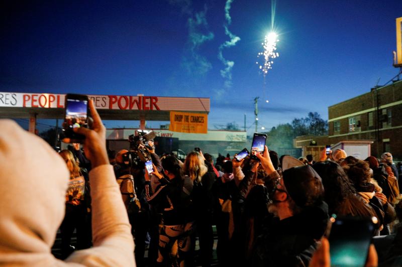 Multitud de personas se concentran para seguir y celebrar el veredicto contra el policía que mató a Floyd