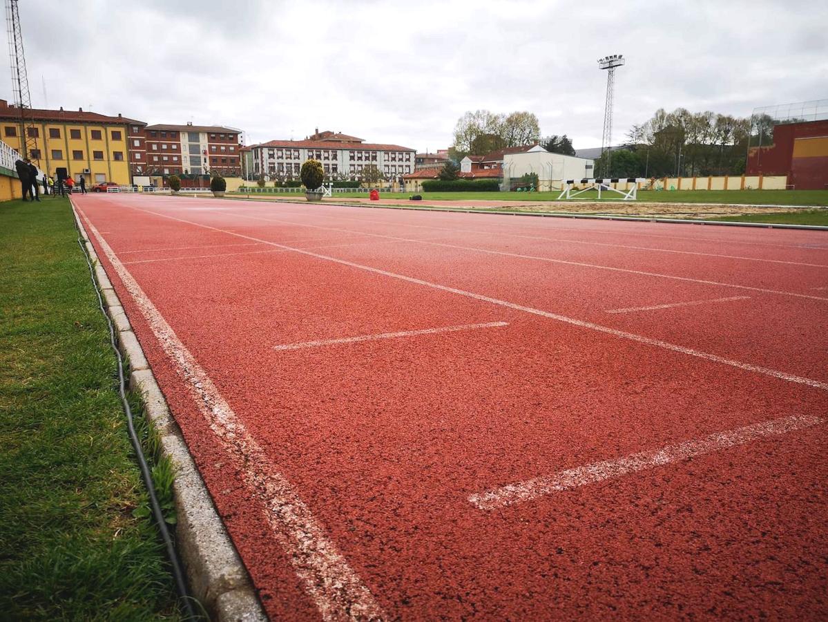 Dani Mateo realiza unos test en León junto a la éite del maratón en España. 