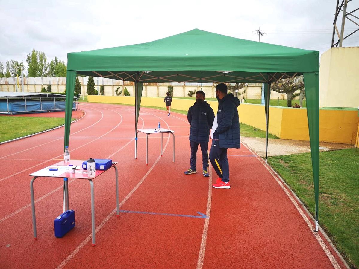 Dani Mateo realiza unos test en León junto a la éite del maratón en España. 