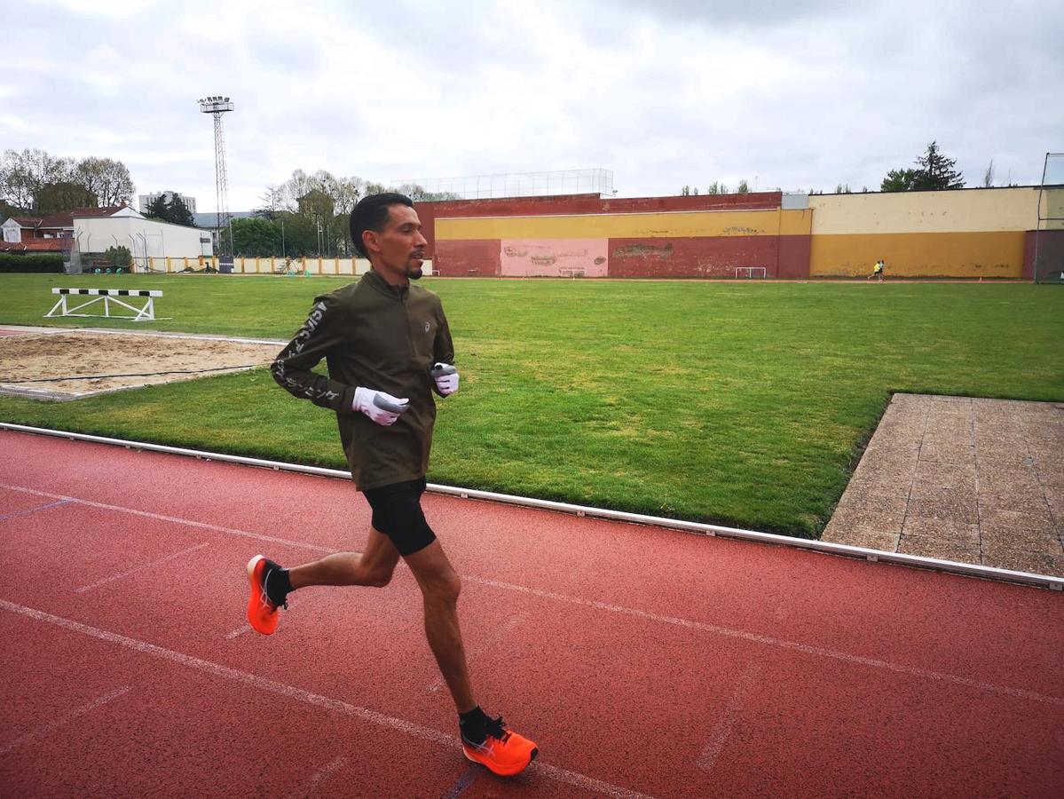 Dani Mateo realiza unos test en León junto a la éite del maratón en España. 