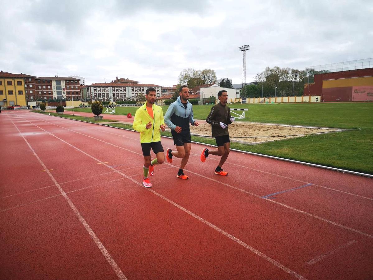 Dani Mateo realiza unos test en León junto a la éite del maratón en España. 