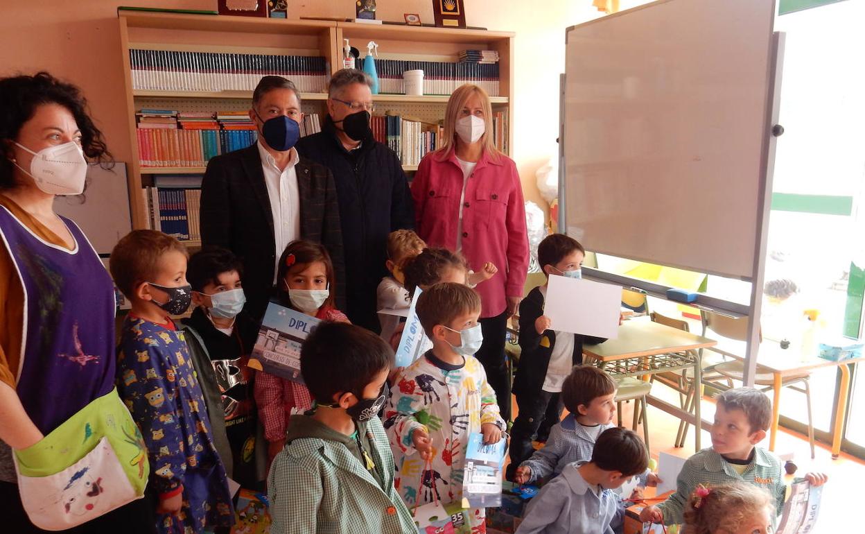 Niños de Cuadros junto al alcalde de la localidad, Marcos Martínez.