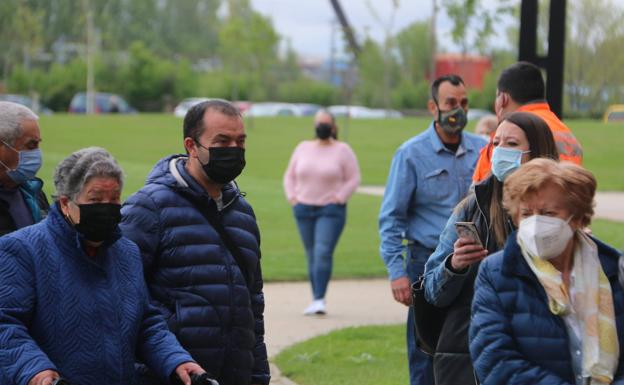 Galería. Ciudadanos esperando su turno para ser vacunados.