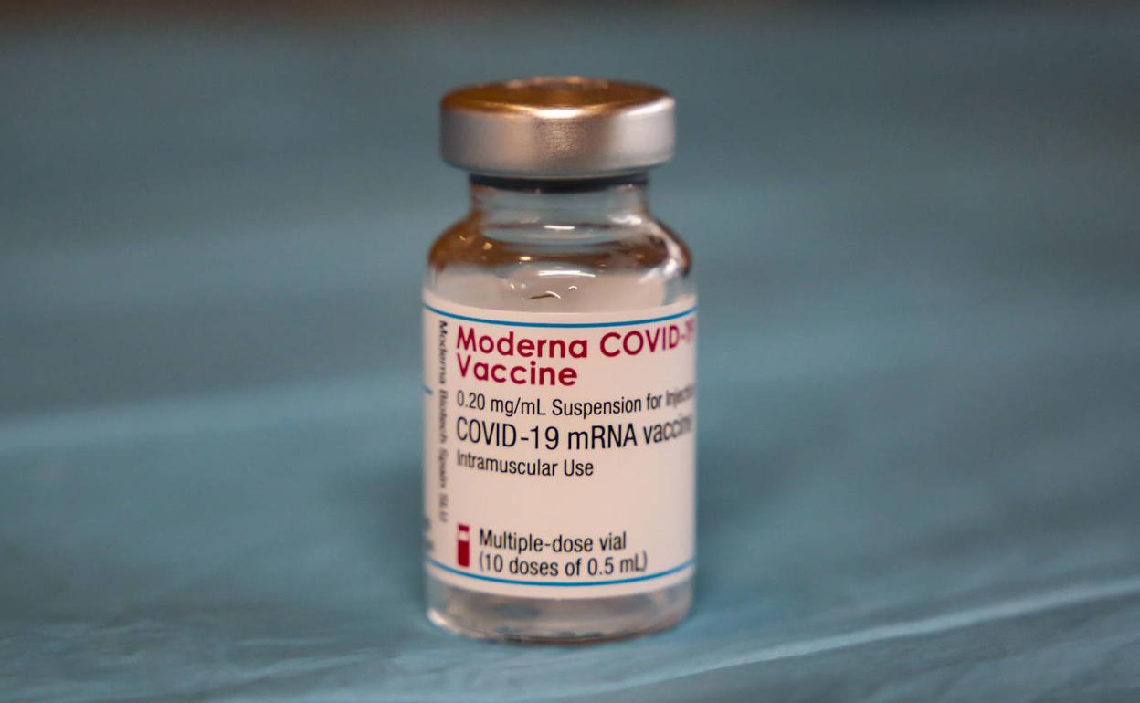 Imgen de un vial de la vacuna contra la covid de Moderna. 