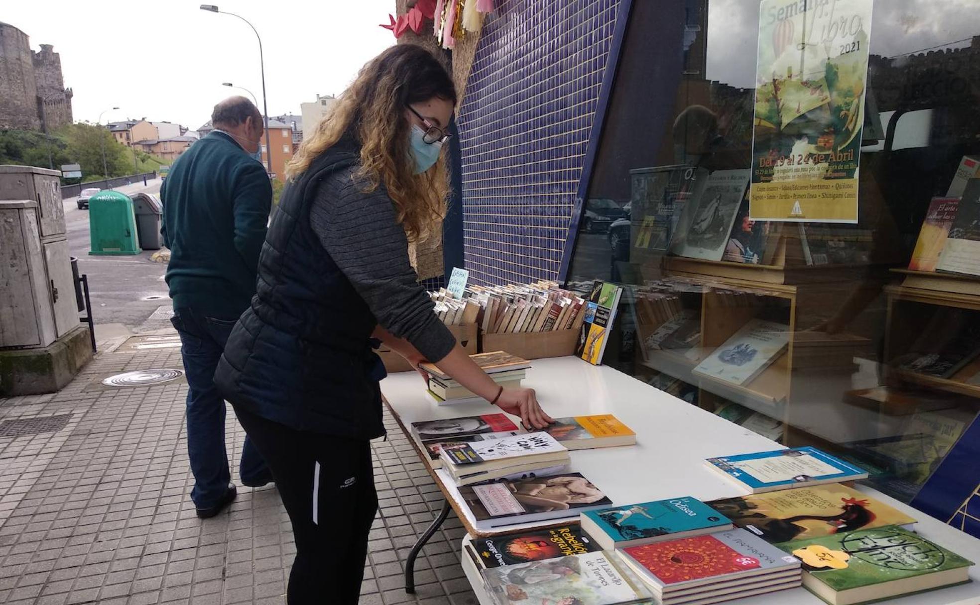 Los libreros de Ponferrada sacan sus puestos a la calle para conmemorar el Día del Libro.