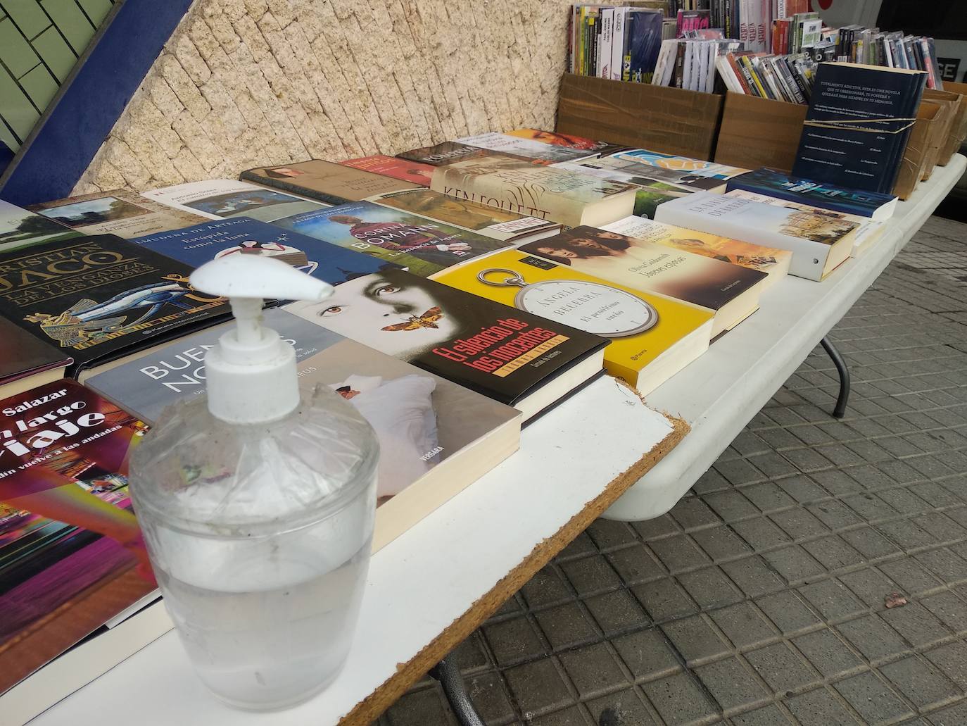 Los libros desembarcan en las calles de Ponferrada. Los libreros de la ciudad han iniciado este jueves la instalación de sus puestos a las puertas de sus establecimientos para acercar la magia de la lectura a los ciudadanos a pie de calle con motivo de la conmemoración del Día del Libro este viernes 23 de abril.