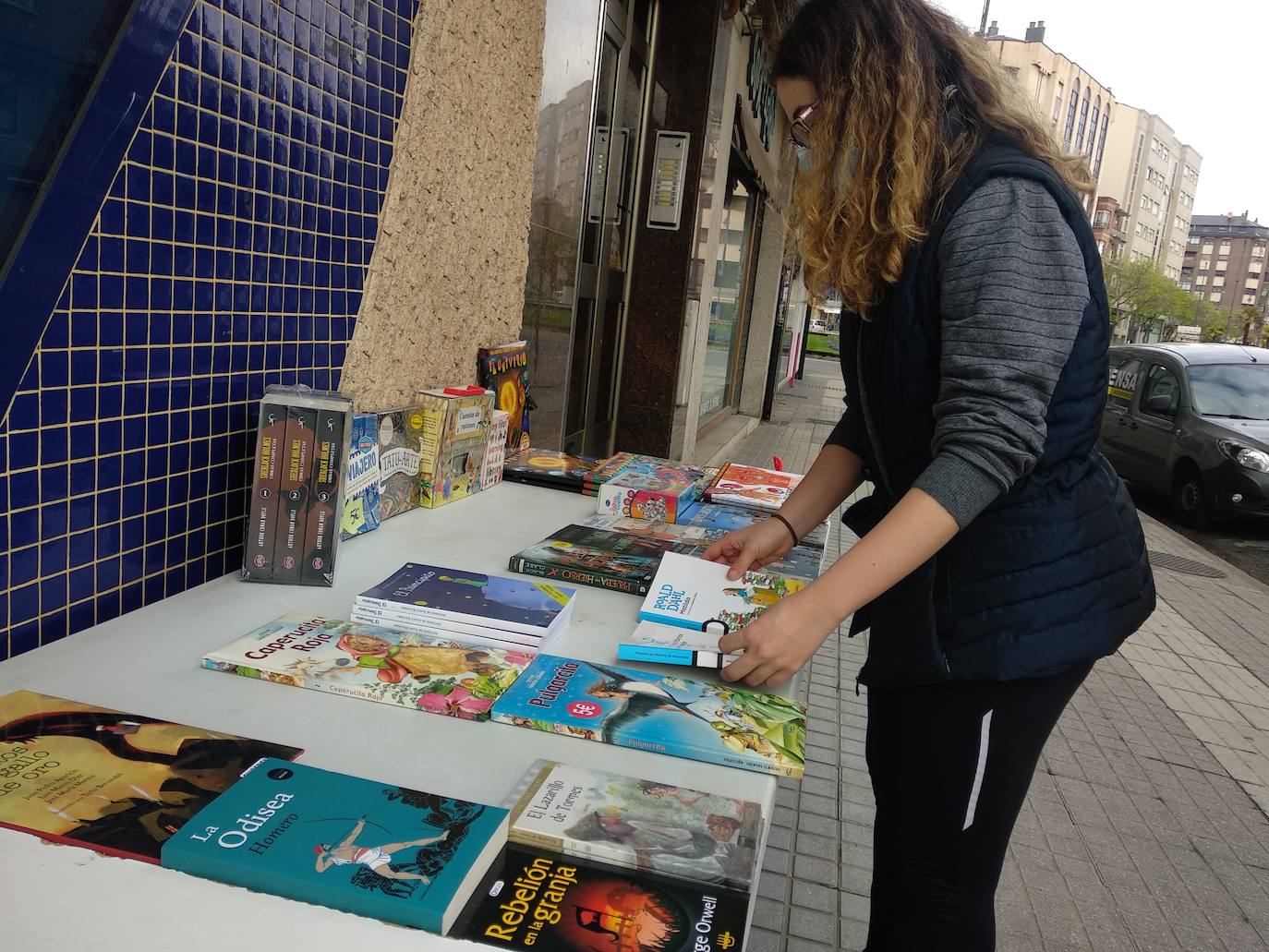 Los libros desembarcan en las calles de Ponferrada. Los libreros de la ciudad han iniciado este jueves la instalación de sus puestos a las puertas de sus establecimientos para acercar la magia de la lectura a los ciudadanos a pie de calle con motivo de la conmemoración del Día del Libro este viernes 23 de abril.