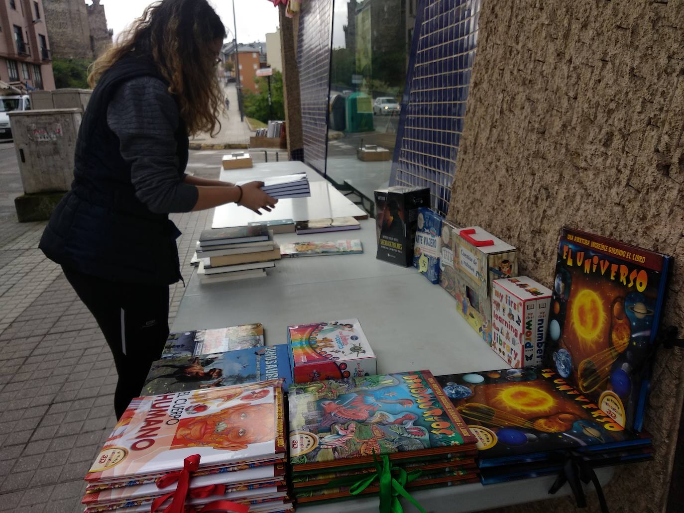 Los libros desembarcan en las calles de Ponferrada. Los libreros de la ciudad han iniciado este jueves la instalación de sus puestos a las puertas de sus establecimientos para acercar la magia de la lectura a los ciudadanos a pie de calle con motivo de la conmemoración del Día del Libro este viernes 23 de abril.