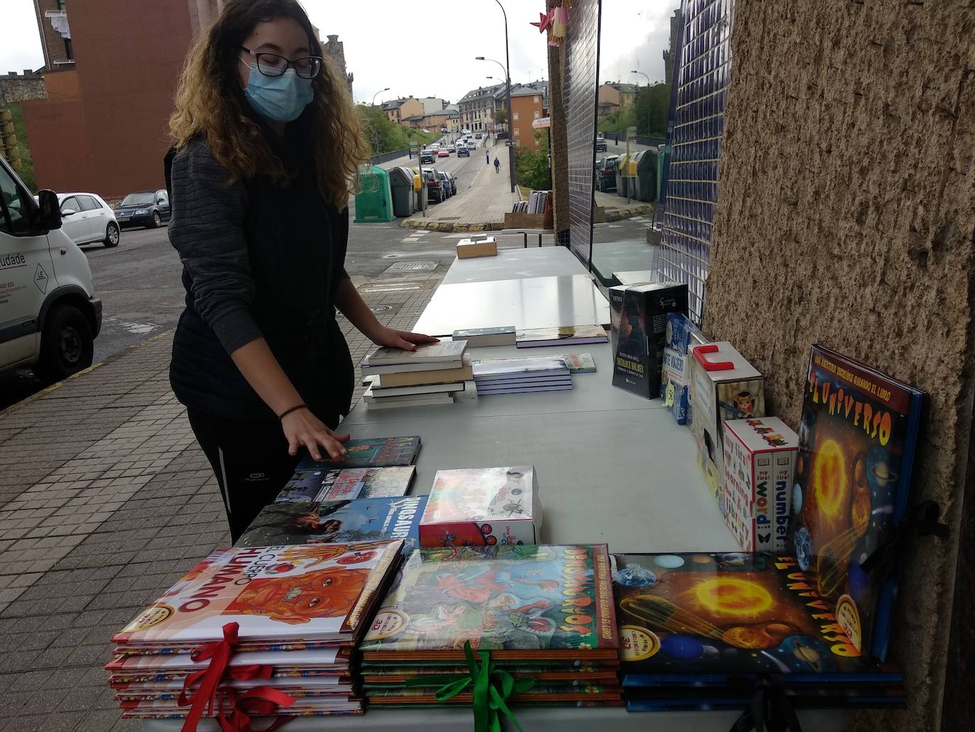 Los libros desembarcan en las calles de Ponferrada. Los libreros de la ciudad han iniciado este jueves la instalación de sus puestos a las puertas de sus establecimientos para acercar la magia de la lectura a los ciudadanos a pie de calle con motivo de la conmemoración del Día del Libro este viernes 23 de abril.