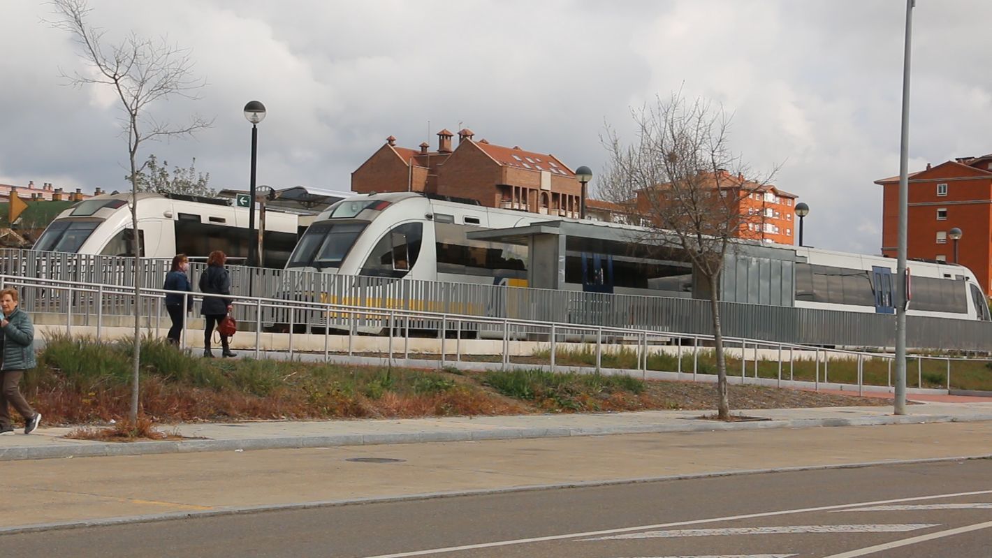 Feve pierde en León sus activos y su futuro tras diez años en 'vía muerta'. La compañía de vía estrecha se desangra y sus instalaciones se oxidan mientras nadie ofrece una solución a su fallida integración en la capital. Propuestas como un tren-tranvía o en los últimos meses la de autobuses eléctricos solo han servido para difuminar sus problemas reales. 