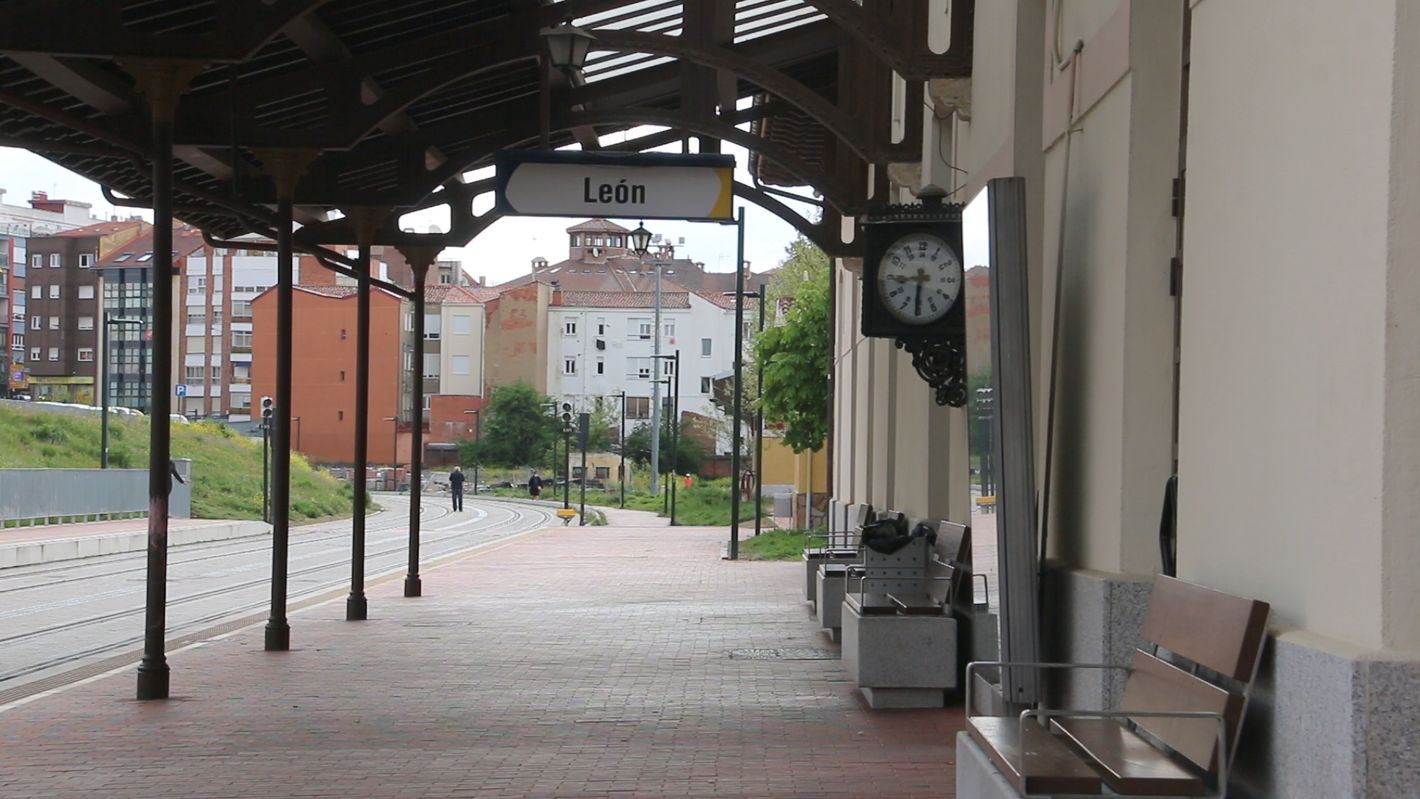 Feve pierde en León sus activos y su futuro tras diez años en 'vía muerta'. La compañía de vía estrecha se desangra y sus instalaciones se oxidan mientras nadie ofrece una solución a su fallida integración en la capital. Propuestas como un tren-tranvía o en los últimos meses la de autobuses eléctricos solo han servido para difuminar sus problemas reales. 