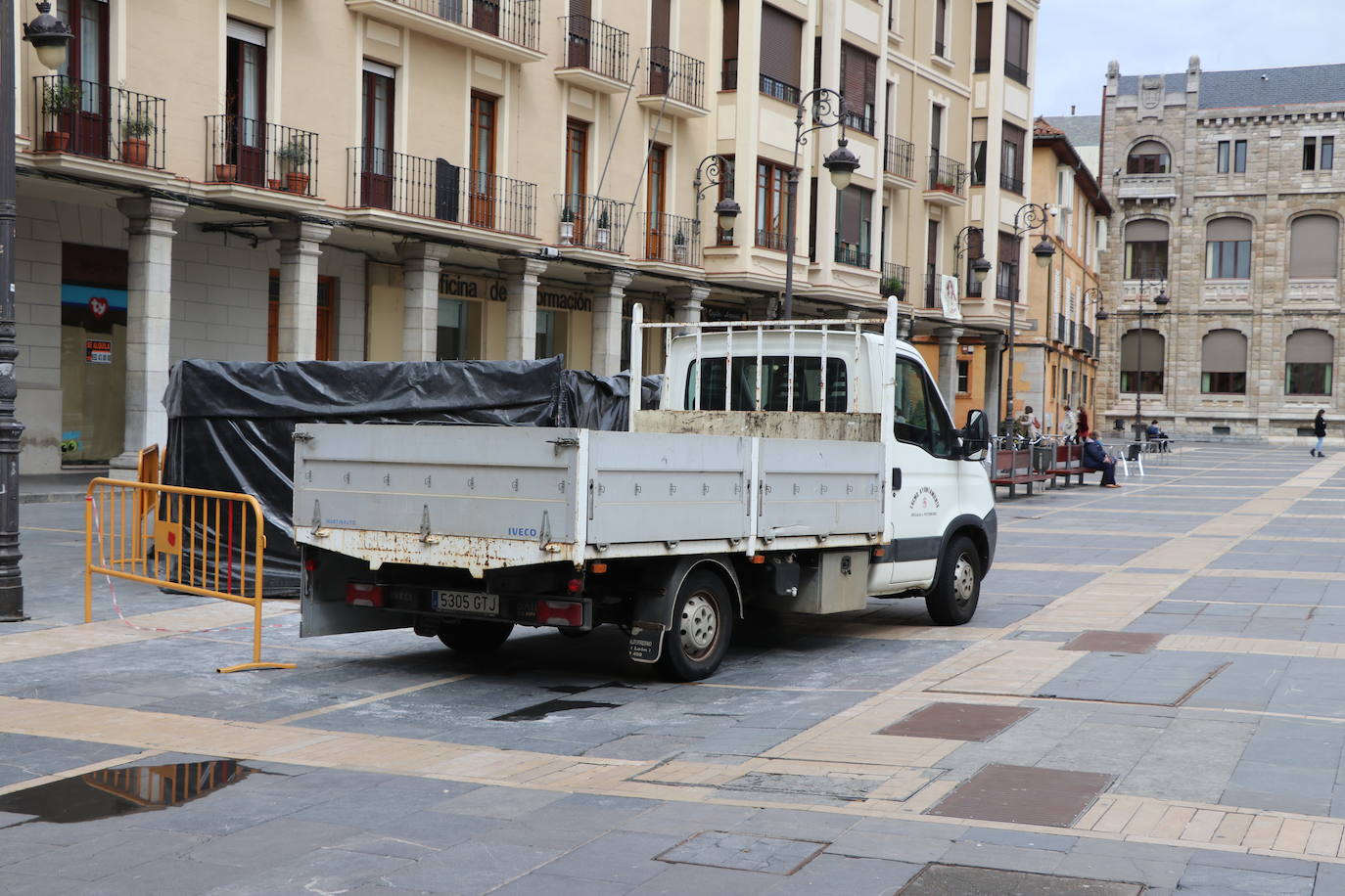 Las letras más famosas de la ciudad vuelven a la plaza de Regla tras pasar por el taller y con un cambio de ubicación.