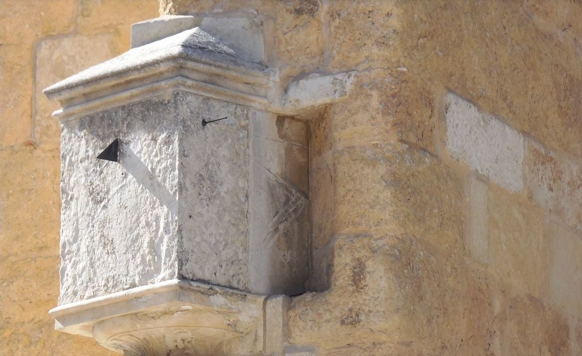 La Seo leonesa cuenta con cuatro relojes solares (que podrían ser más) junto al de 'aguja única' situado en la torre sur. El administrador de la Pulchra Leonina asegura que «es posible» que exista alguno más y no haya sido localizado. 