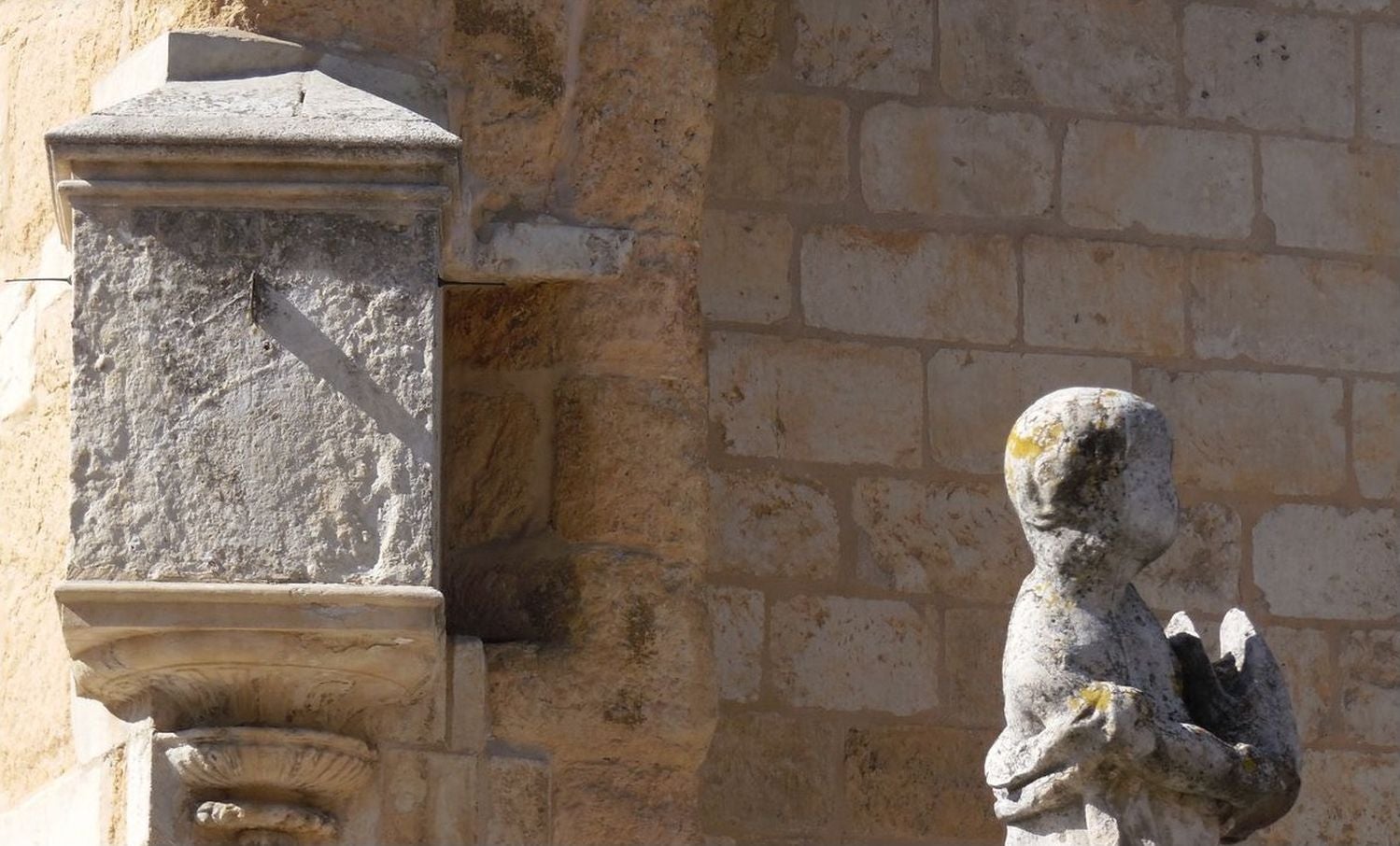 La Seo leonesa cuenta con cuatro relojes solares (que podrían ser más) junto al de 'aguja única' situado en la torre sur. El administrador de la Pulchra Leonina asegura que «es posible» que exista alguno más y no haya sido localizado. 