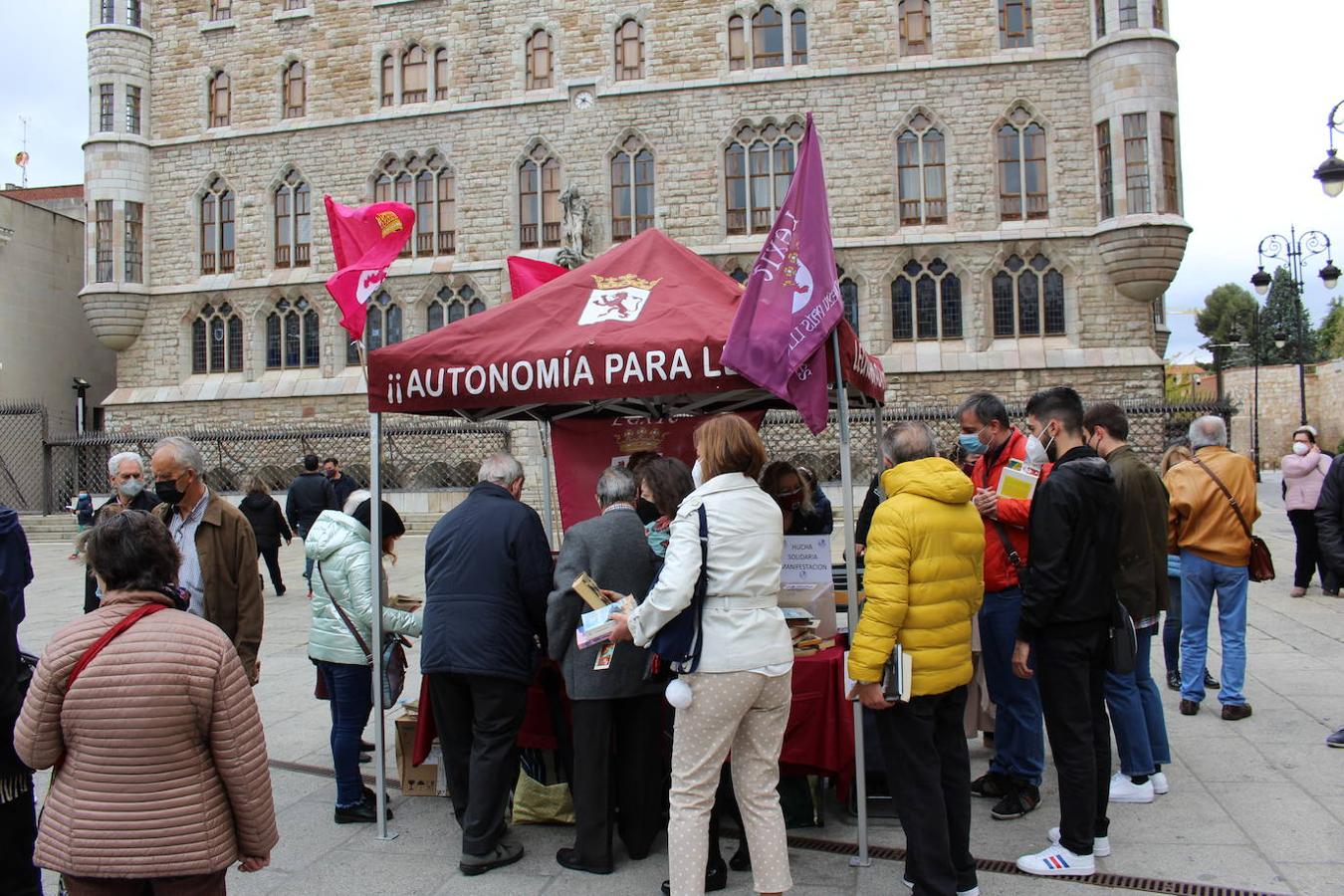 La agrupación leonesista regala libros en Botines y recauda fondos para una «gran manifestación por la autonomía»