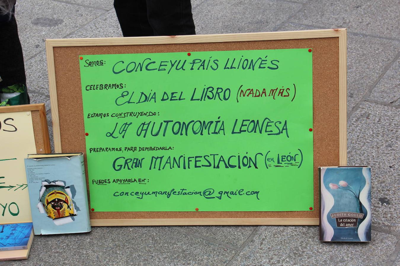 La agrupación leonesista regala libros en Botines y recauda fondos para una «gran manifestación por la autonomía»