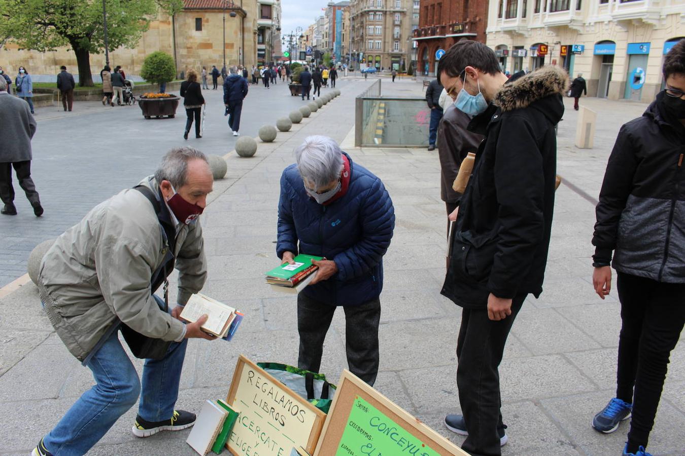 La agrupación leonesista regala libros en Botines y recauda fondos para una «gran manifestación por la autonomía»