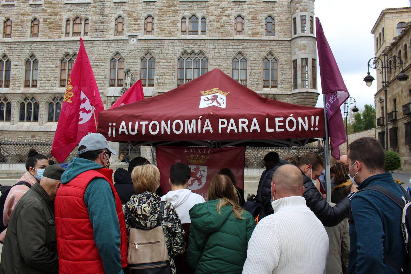 La agrupación leonesista regala libros en Botines y recauda fondos para una «gran manifestación por la autonomía»