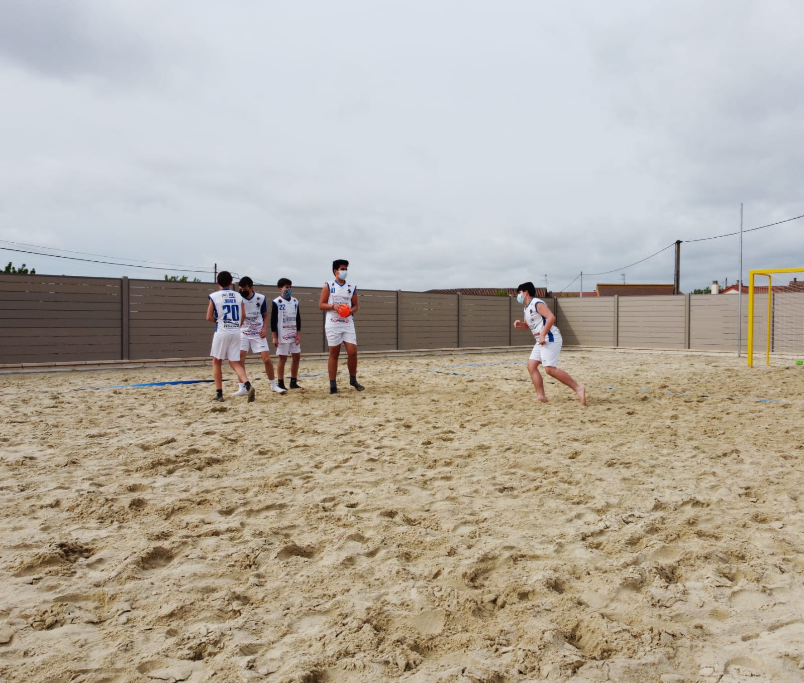 Varios niños disfrutan del Clínic del Astura.