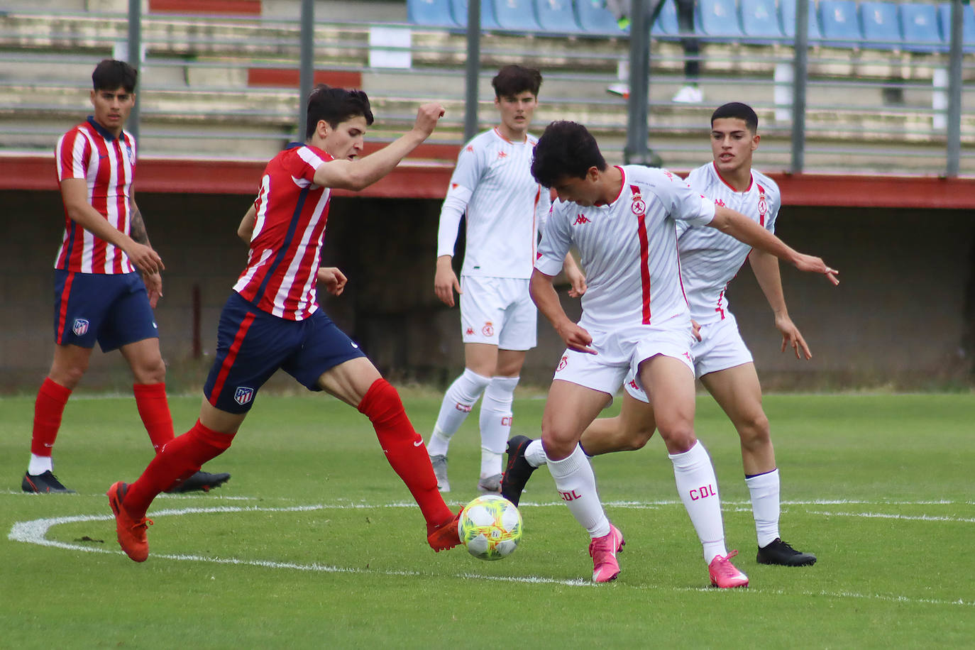 El niño pudo comprobar la evolución de su equipo y del juvenil del club leonés en Puente Castro.