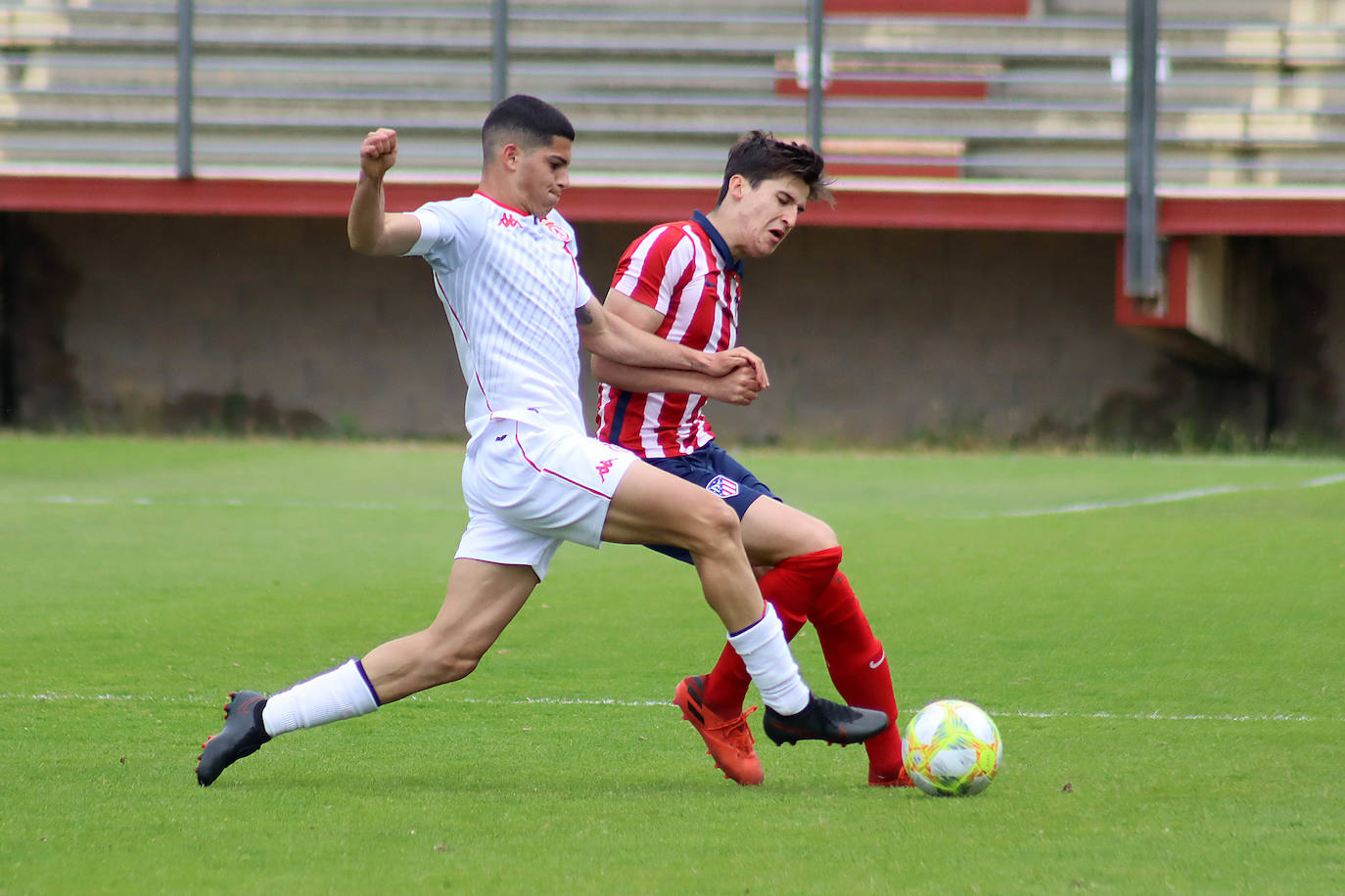 El niño pudo comprobar la evolución de su equipo y del juvenil del club leonés en Puente Castro.