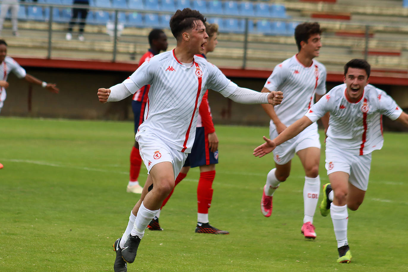 El niño pudo comprobar la evolución de su equipo y del juvenil del club leonés en Puente Castro.