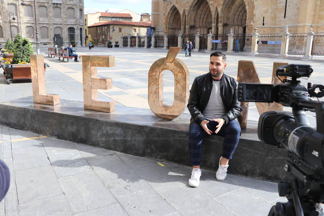 El historiador leonés Carlos González Íscar cuenta la historia del mundo con sus muñecos