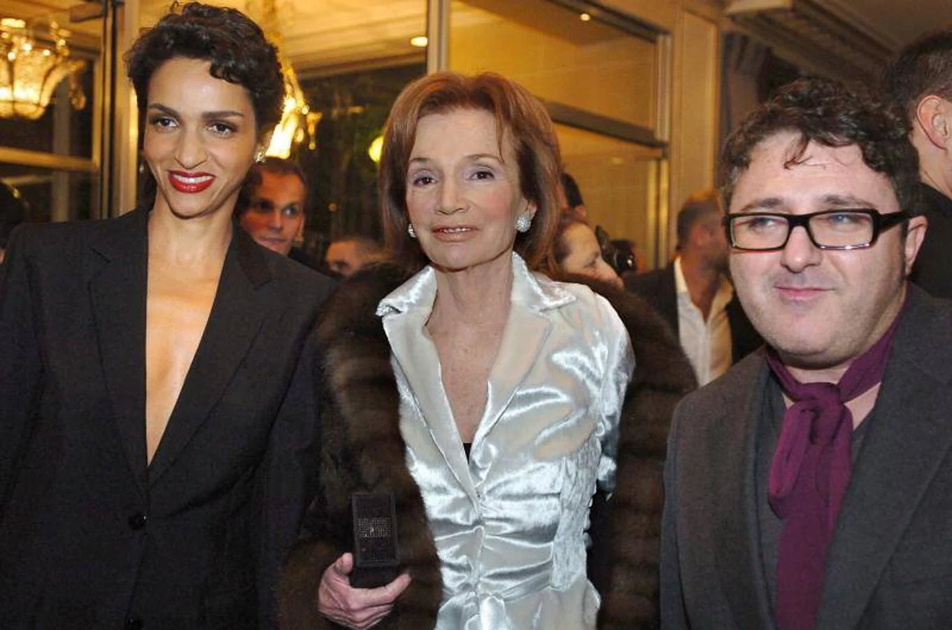 Elbaz, junto a la modelo Farida Khelfa (izquierda) y Lee Radziwill, la hermana de Jacqueline Kennedy, en un evento de 2004 contra el sida en París.