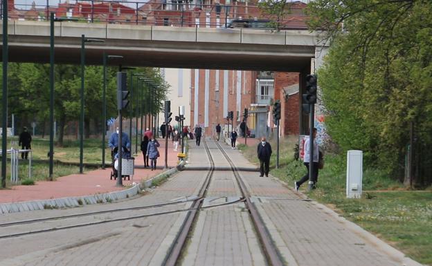 Galería. Imagen de las vías abandonadas de Feve, que ahora se usan para paseos urbanos. 