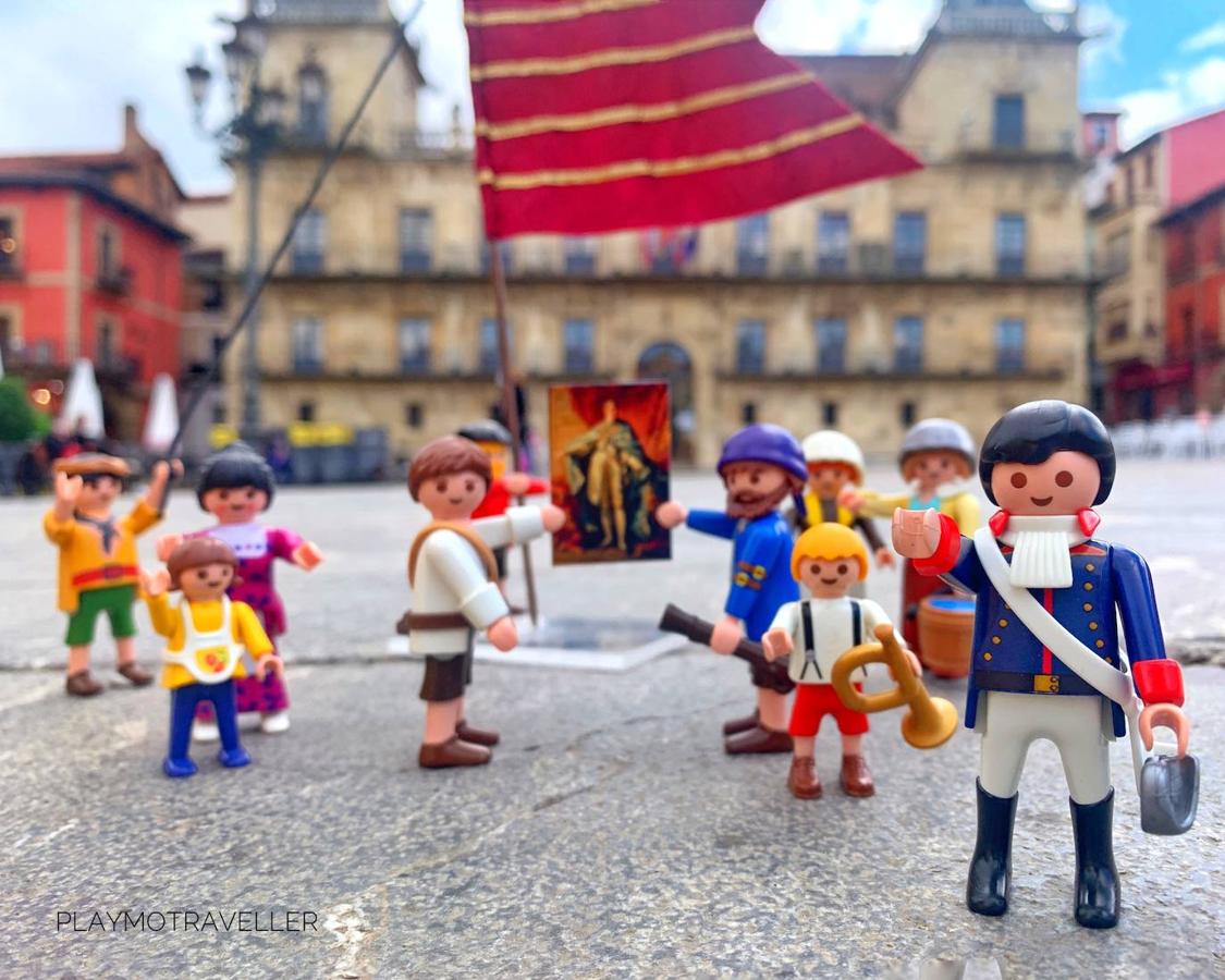 El historiador leonés Carlos González Íscar cuenta la historia del mundo con sus muñecos