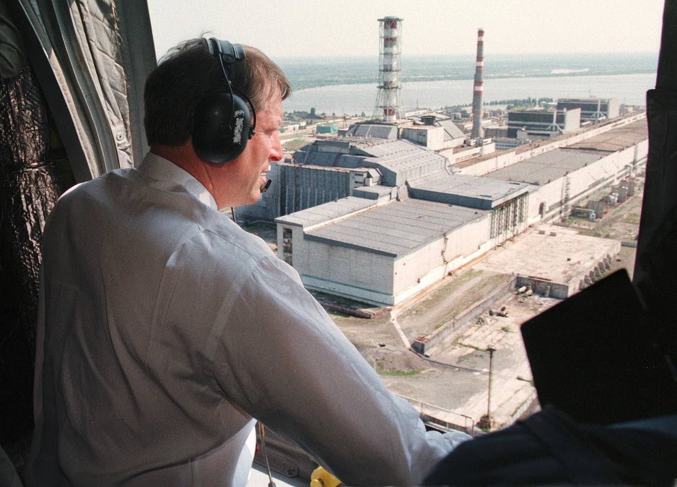 La madrugada del 26 de abril de 1986 la explosión del reactor número 4 de la central nuclear de Chernóbil (actual Ucrania) derivó en la mayor tragedia nuclear de la historia. Aún se desconoce la cifra real de fallecidos. Más de treinta personas murieron esa misma noche y en torno al millar después, aunque el hermetismo y ocultación de la URSS imposibilitaron evaluar el impacto real de la catástrofe. Este es un viaje en el tiempo al escenario del suceso, con instantáneas de entonces y también actuales.