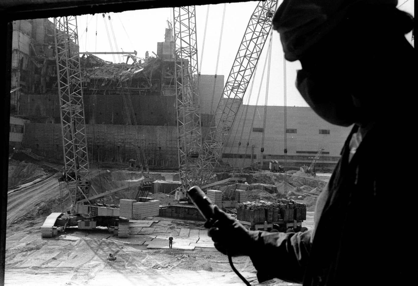 La madrugada del 26 de abril de 1986 la explosión del reactor número 4 de la central nuclear de Chernóbil (actual Ucrania) derivó en la mayor tragedia nuclear de la historia. Aún se desconoce la cifra real de fallecidos. Más de treinta personas murieron esa misma noche y en torno al millar después, aunque el hermetismo y ocultación de la URSS imposibilitaron evaluar el impacto real de la catástrofe. Este es un viaje en el tiempo al escenario del suceso, con instantáneas de entonces y también actuales.