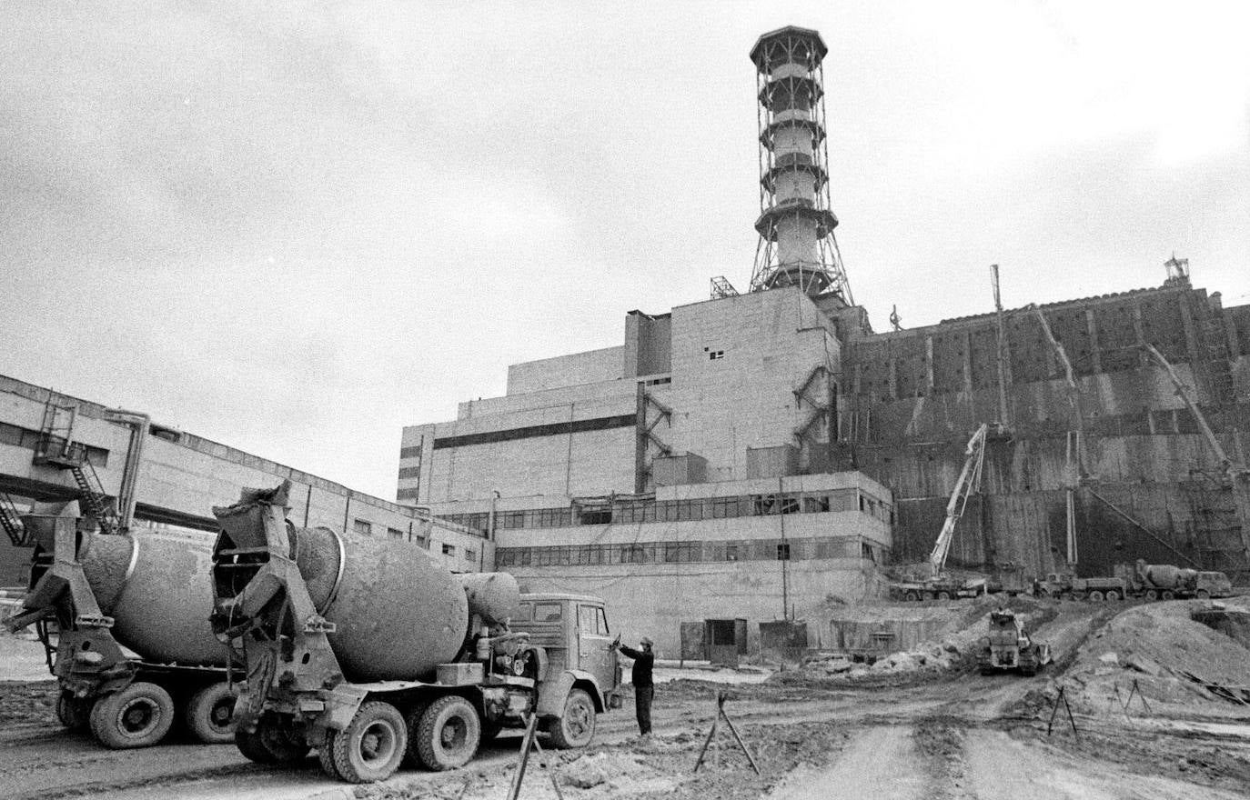 La madrugada del 26 de abril de 1986 la explosión del reactor número 4 de la central nuclear de Chernóbil (actual Ucrania) derivó en la mayor tragedia nuclear de la historia. Aún se desconoce la cifra real de fallecidos. Más de treinta personas murieron esa misma noche y en torno al millar después, aunque el hermetismo y ocultación de la URSS imposibilitaron evaluar el impacto real de la catástrofe. Este es un viaje en el tiempo al escenario del suceso, con instantáneas de entonces y también actuales.