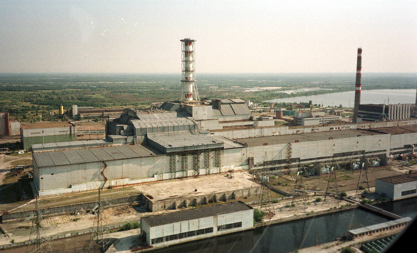 La madrugada del 26 de abril de 1986 la explosión del reactor número 4 de la central nuclear de Chernóbil (actual Ucrania) derivó en la mayor tragedia nuclear de la historia. Aún se desconoce la cifra real de fallecidos. Más de treinta personas murieron esa misma noche y en torno al millar después, aunque el hermetismo y ocultación de la URSS imposibilitaron evaluar el impacto real de la catástrofe. Este es un viaje en el tiempo al escenario del suceso, con instantáneas de entonces y también actuales.