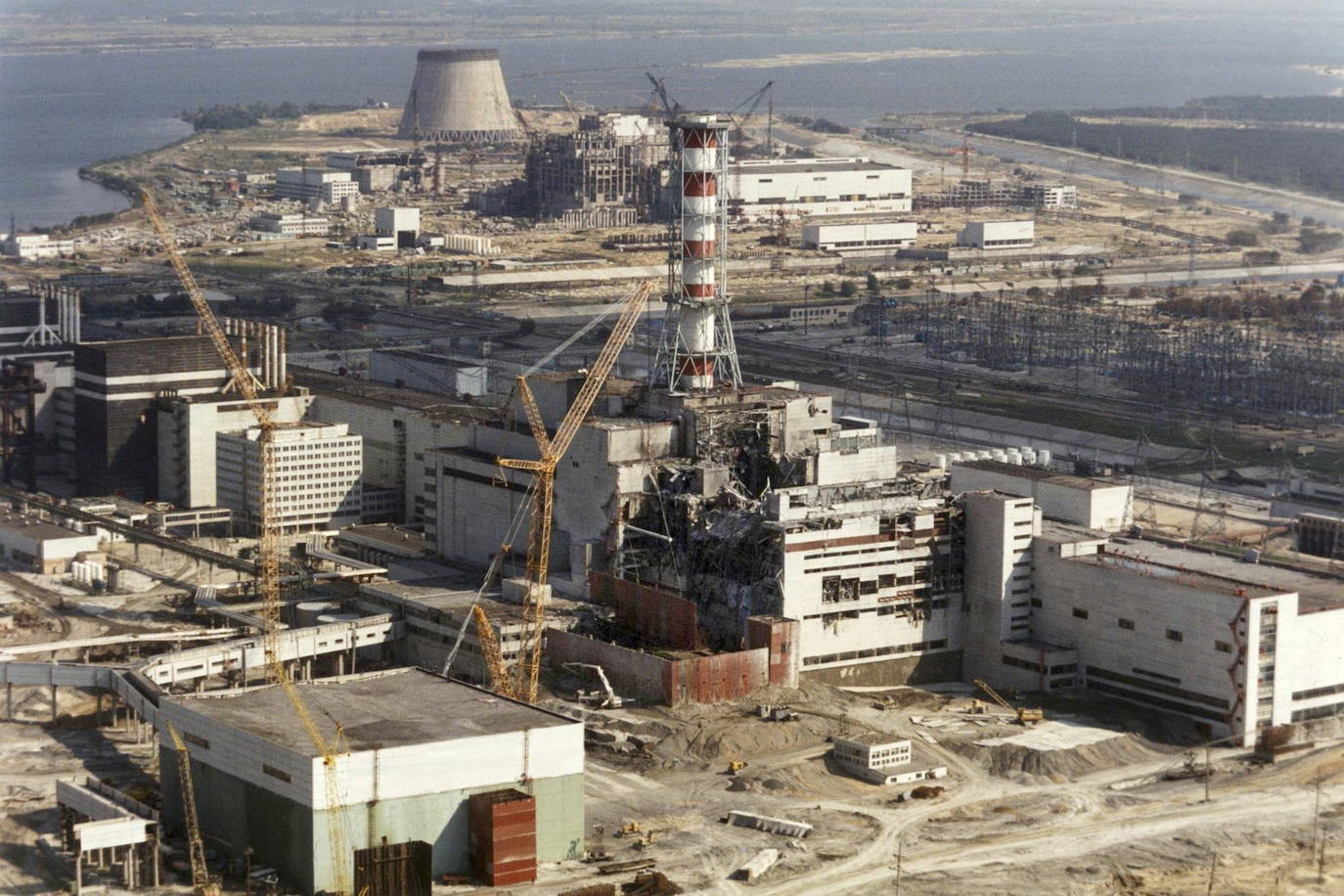 La madrugada del 26 de abril de 1986 la explosión del reactor número 4 de la central nuclear de Chernóbil (actual Ucrania) derivó en la mayor tragedia nuclear de la historia. Aún se desconoce la cifra real de fallecidos. Más de treinta personas murieron esa misma noche y en torno al millar después, aunque el hermetismo y ocultación de la URSS imposibilitaron evaluar el impacto real de la catástrofe. Este es un viaje en el tiempo al escenario del suceso, con instantáneas de entonces y también actuales.