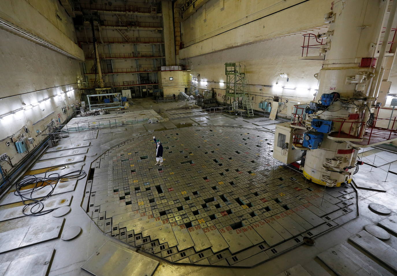 La madrugada del 26 de abril de 1986 la explosión del reactor número 4 de la central nuclear de Chernóbil (actual Ucrania) derivó en la mayor tragedia nuclear de la historia. Aún se desconoce la cifra real de fallecidos. Más de treinta personas murieron esa misma noche y en torno al millar después, aunque el hermetismo y ocultación de la URSS imposibilitaron evaluar el impacto real de la catástrofe. Este es un viaje en el tiempo al escenario del suceso, con instantáneas de entonces y también actuales.