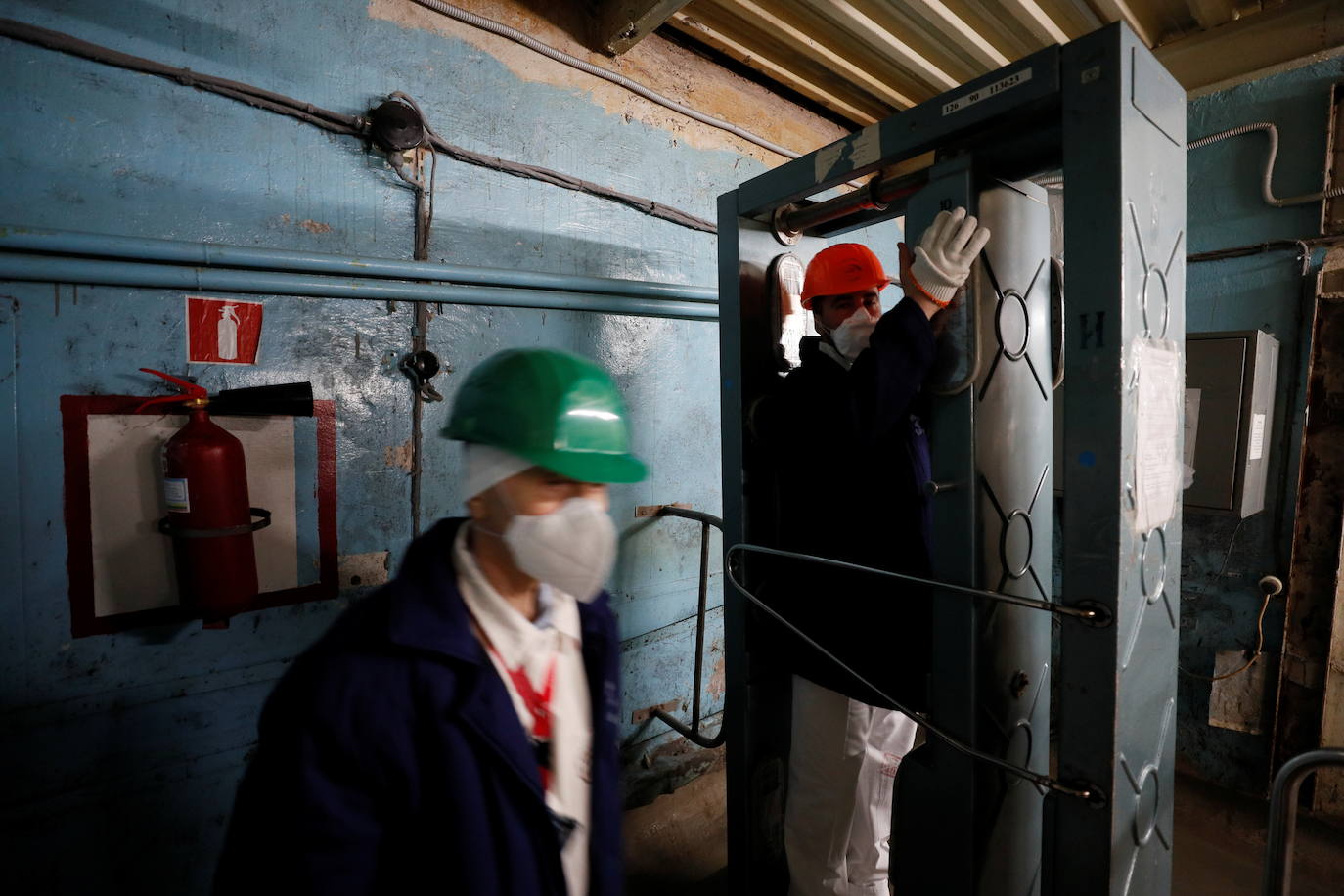 La madrugada del 26 de abril de 1986 la explosión del reactor número 4 de la central nuclear de Chernóbil (actual Ucrania) derivó en la mayor tragedia nuclear de la historia. Aún se desconoce la cifra real de fallecidos. Más de treinta personas murieron esa misma noche y en torno al millar después, aunque el hermetismo y ocultación de la URSS imposibilitaron evaluar el impacto real de la catástrofe. Este es un viaje en el tiempo al escenario del suceso, con instantáneas de entonces y también actuales.