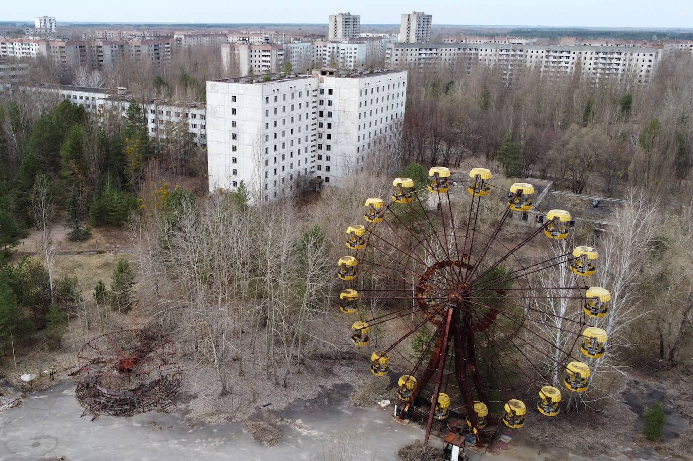 La madrugada del 26 de abril de 1986 la explosión del reactor número 4 de la central nuclear de Chernóbil (actual Ucrania) derivó en la mayor tragedia nuclear de la historia. Aún se desconoce la cifra real de fallecidos. Más de treinta personas murieron esa misma noche y en torno al millar después, aunque el hermetismo y ocultación de la URSS imposibilitaron evaluar el impacto real de la catástrofe. Este es un viaje en el tiempo al escenario del suceso, con instantáneas de entonces y también actuales.